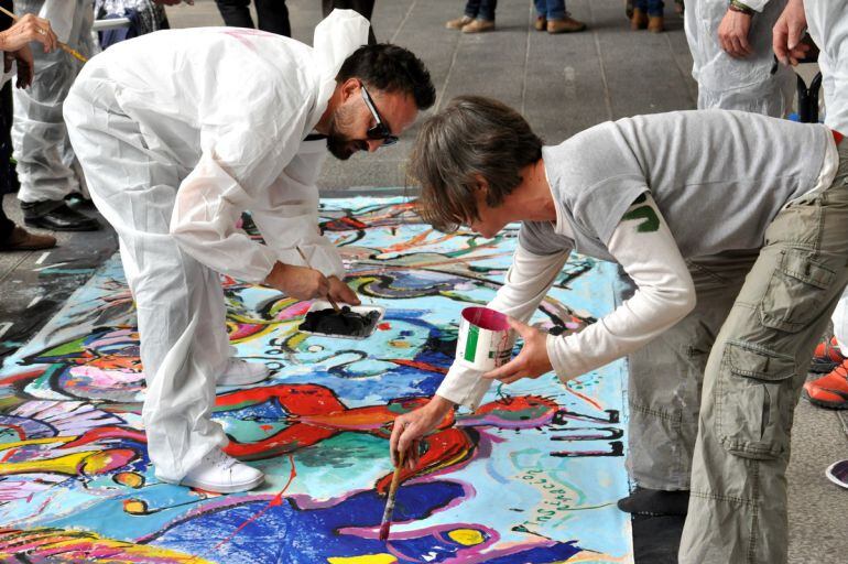 El Grupo El Dado pinta el mural en la Plaza Mayor