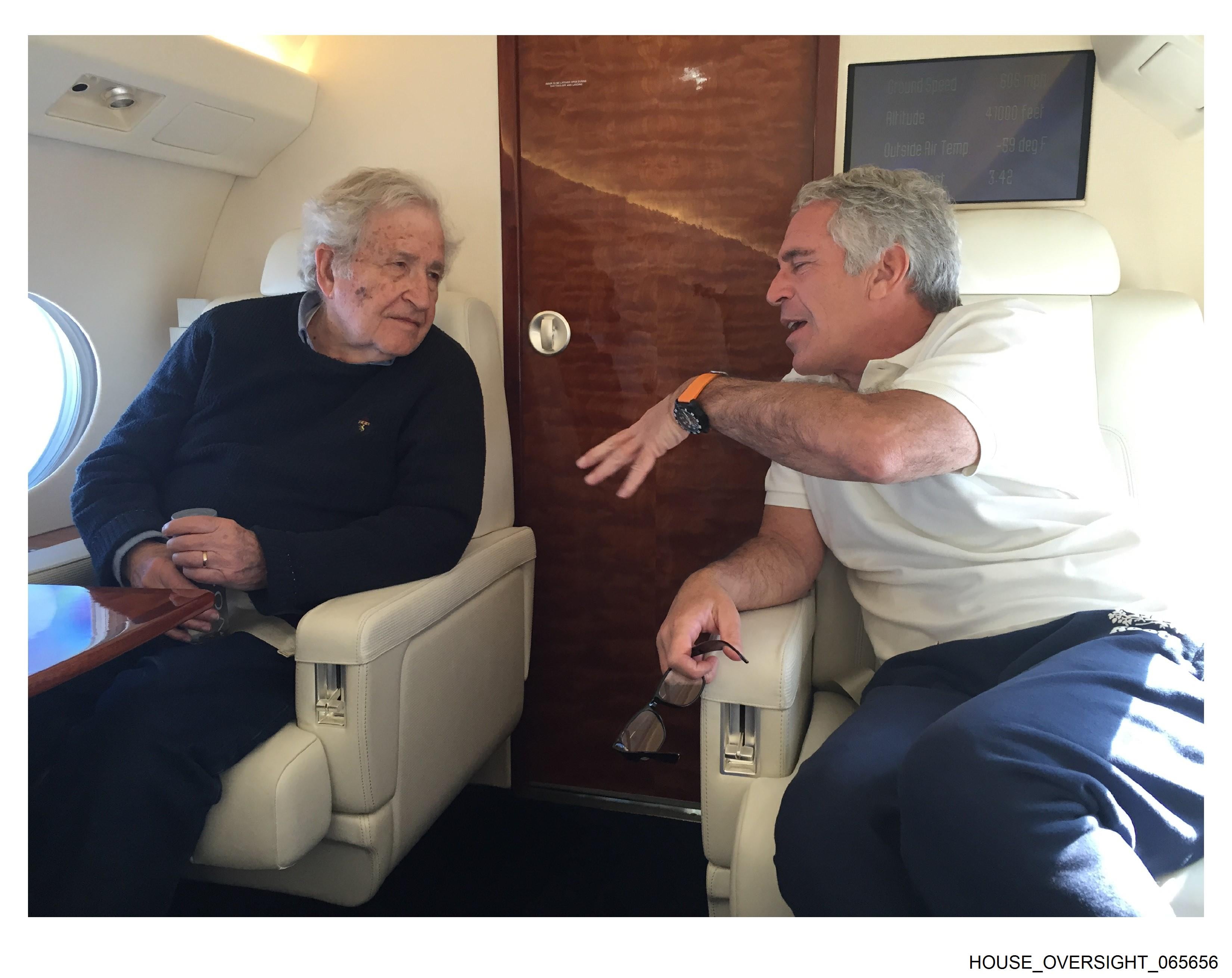 Jeffrey Epstein compartiendo avión con el filósofo norteamericano Noam Chomsky
