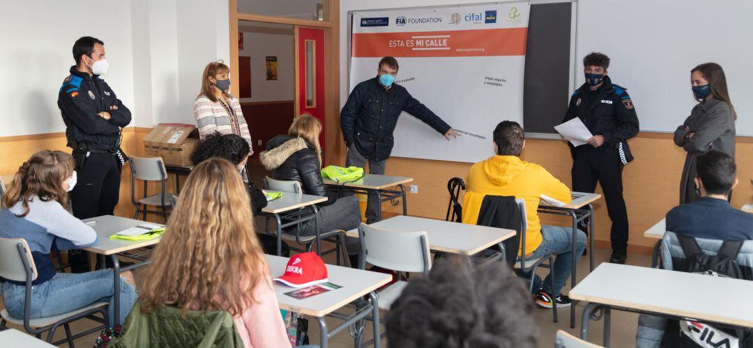 Formación de la Policía a los estudiantes