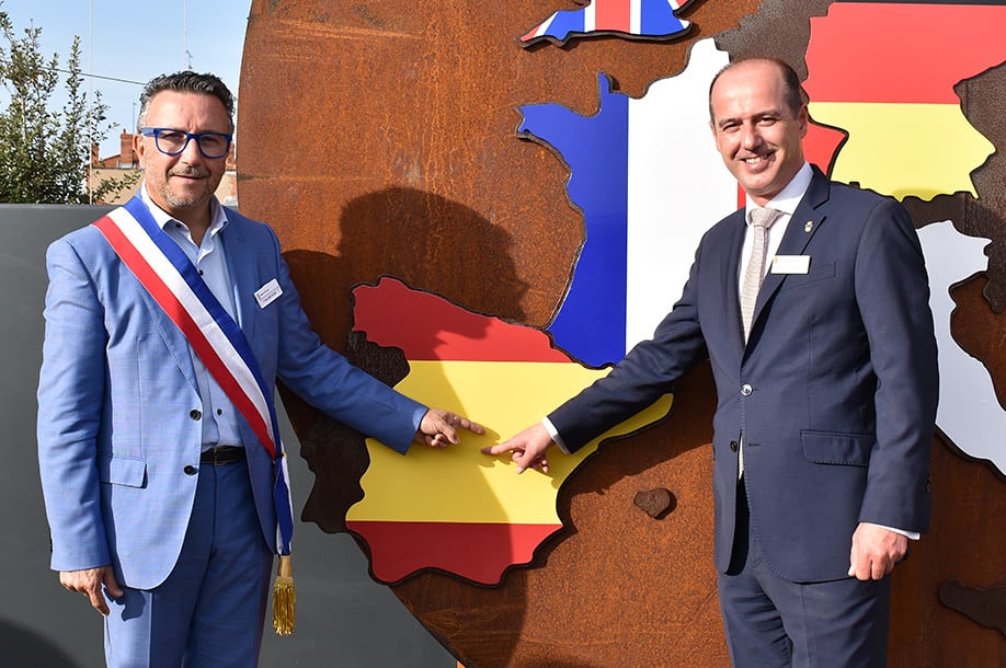 Alcaldes de Roanne y de Guadalajara en el nuevo monumento