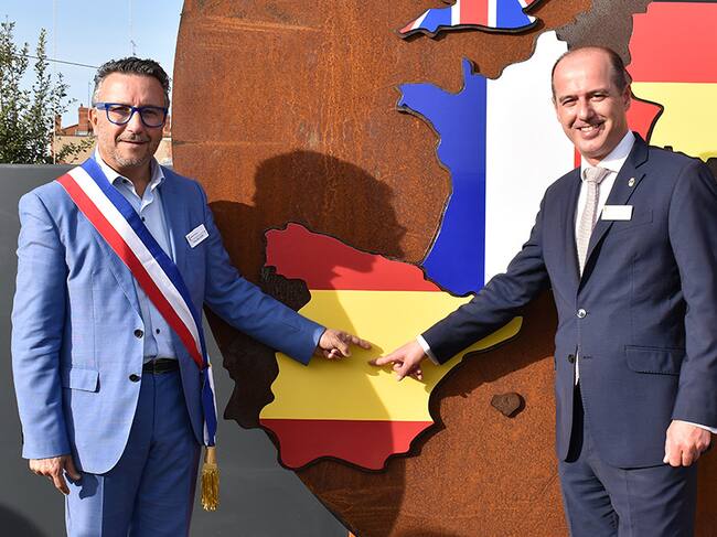 Alcaldes de Roanne y de Guadalajara en el nuevo monumento