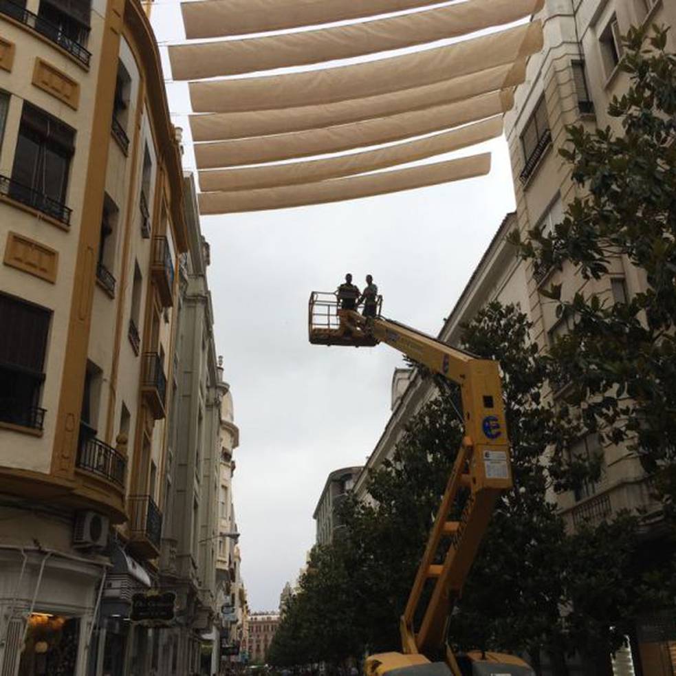 Operarios instalan los toldos en la calle Cruz Conde de Córdoba, en una imagen de archivo