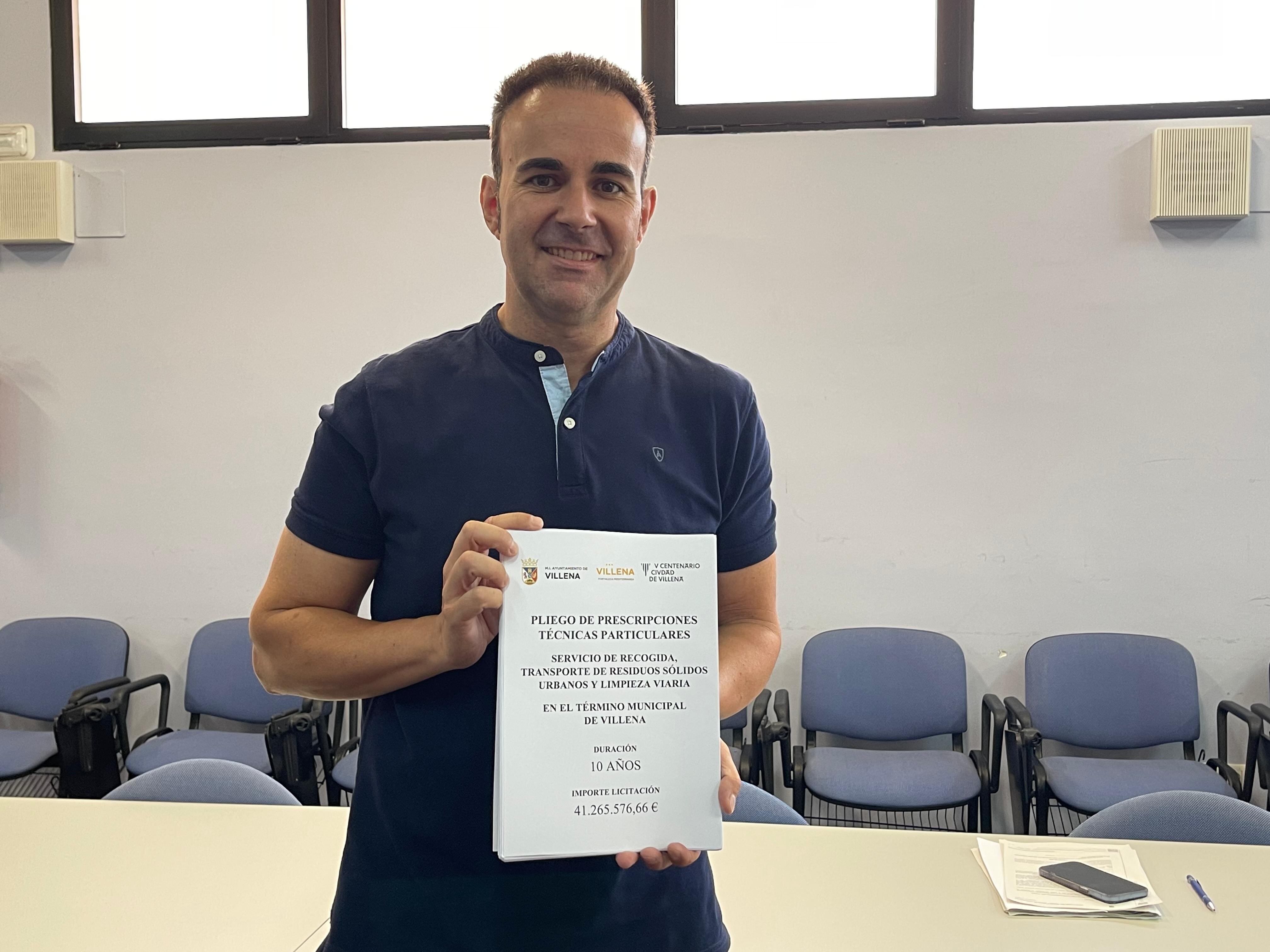 El concejal, con el pliego aprobado