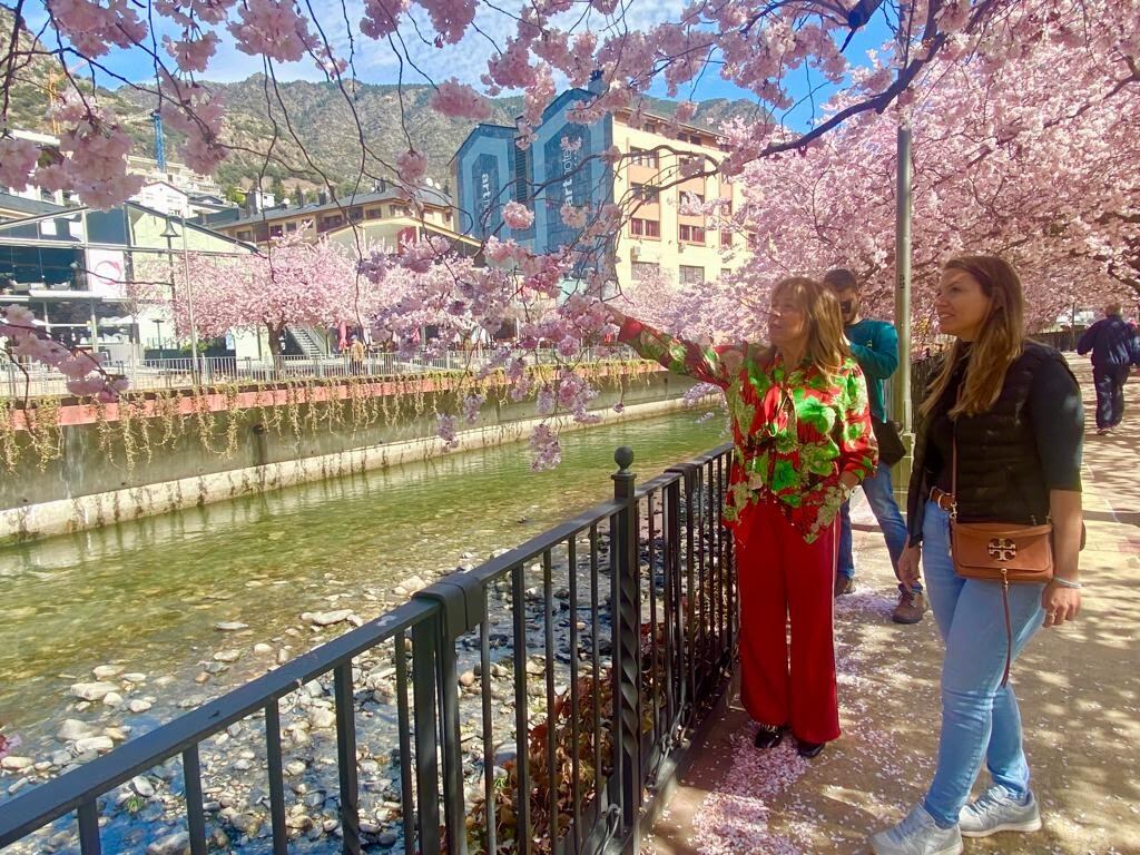 Conxita Marsol i Meritxell López en el passeig del riu aquest matí.