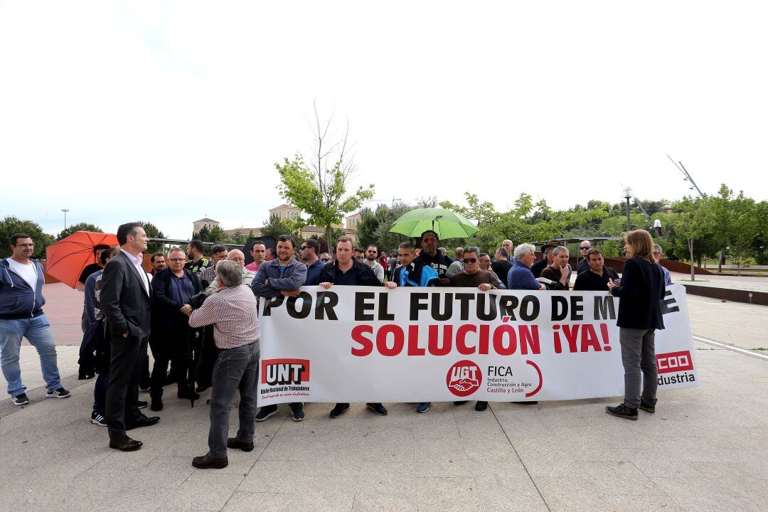 Manifestantes de MADE a las puertas de las Cortes