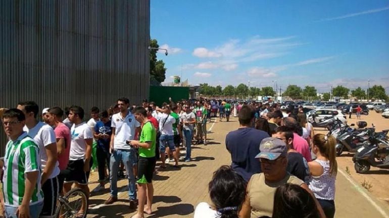 Seguidores del Córdoba CF haciendo cola para adquirir entradas este verano.