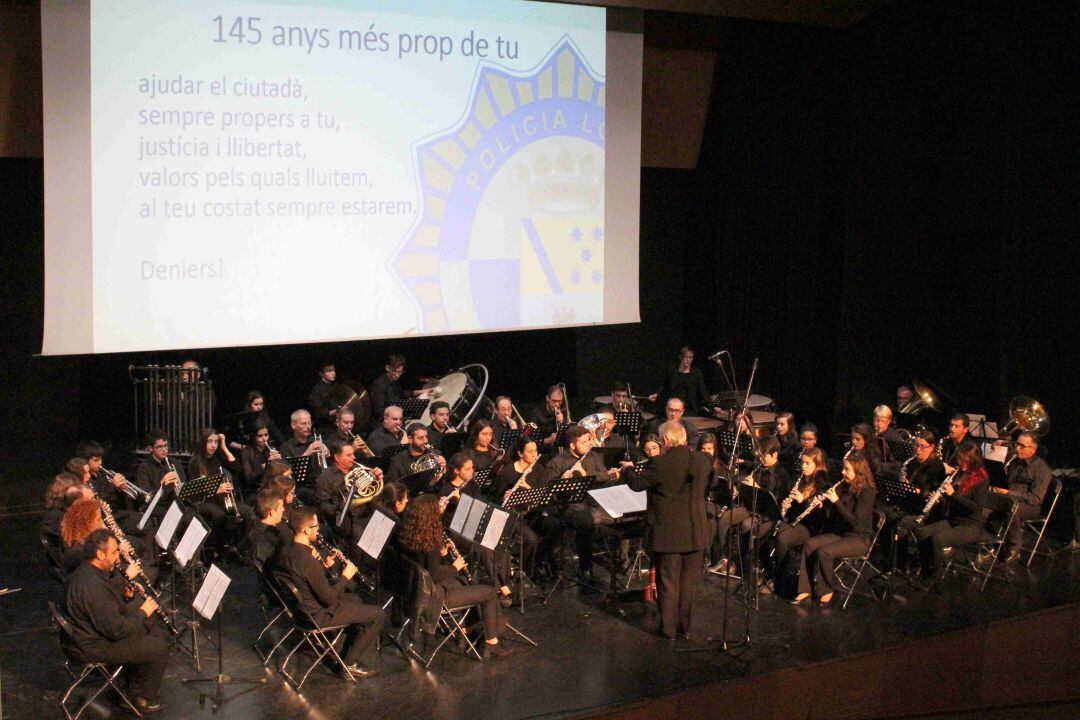 Interpretación de la pieza musical &#039;145 anys, més prop de tu&#039;.