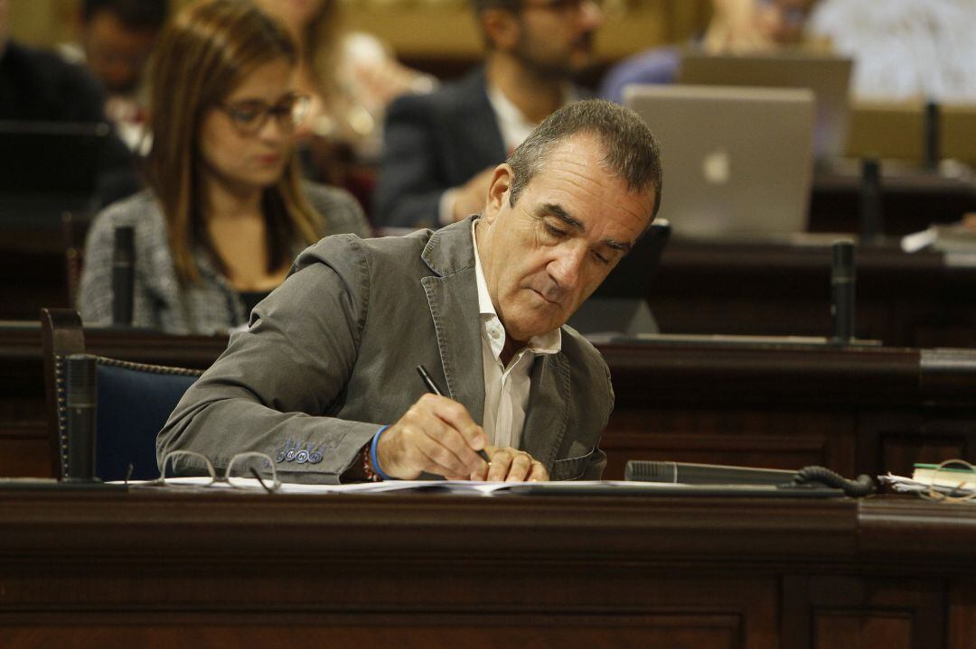 El vicepresidente y conseller de Transición Energética y Sectores Productivos, Juan Pedro Yllanes en el Parlament.