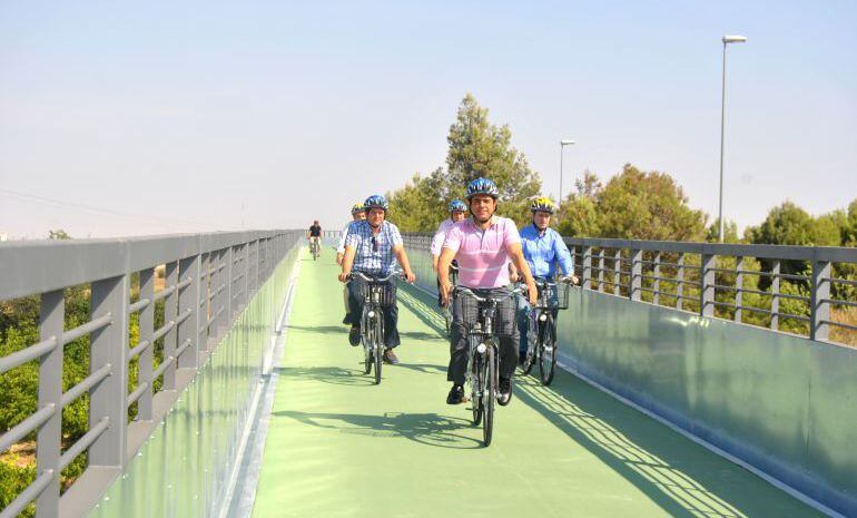 El equipo de Gobierno inaugurando el inicio del carril bici de Valdeganga