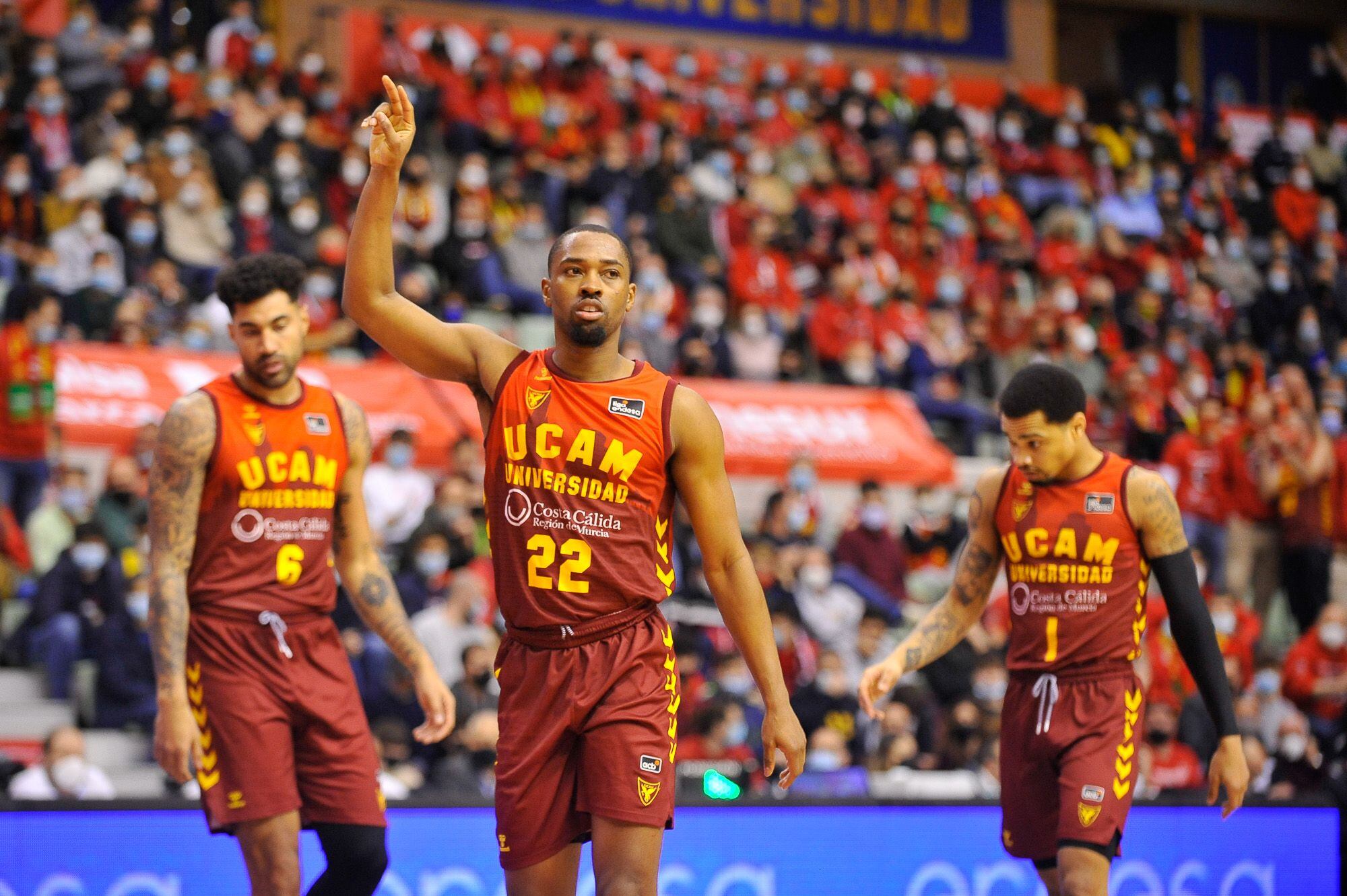 Taylor levantando la mano con Lima y Davis detrás