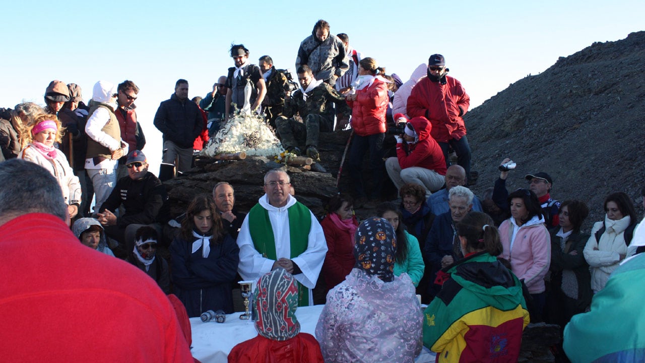 Romería de la Virgen de las Nieves en los Tajos de la Virgen, al pie del Veleta, en Sierra Nevada (Granada)