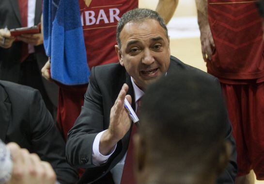 GRA155. ZARAGOZA, 29/11/2015.- El nuevo entrenador del Laboral Kutxa, Andreu Casadevall (c), da instrucciones a sus jugadores durante el partido de la octava jornada de la Liga Endesa que el equipo a disputado hoy contra el Cai Zaragoza en el pabellón Prí