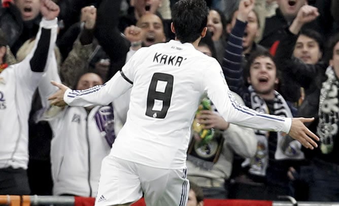 Kaká celebra un gol contra la Real Sociedad