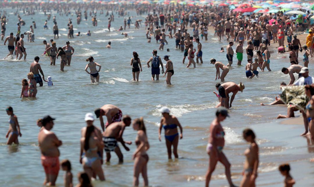 Vista general de la playa de la Malvarrosa adonde ha acudido un gran número de personas para combatir el calor 