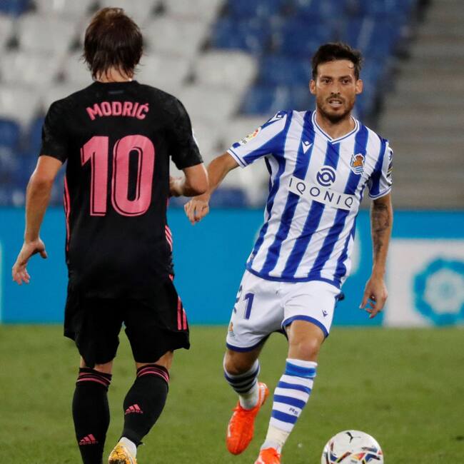 David Silva conduce el balón en su debut con la Real ante Modric