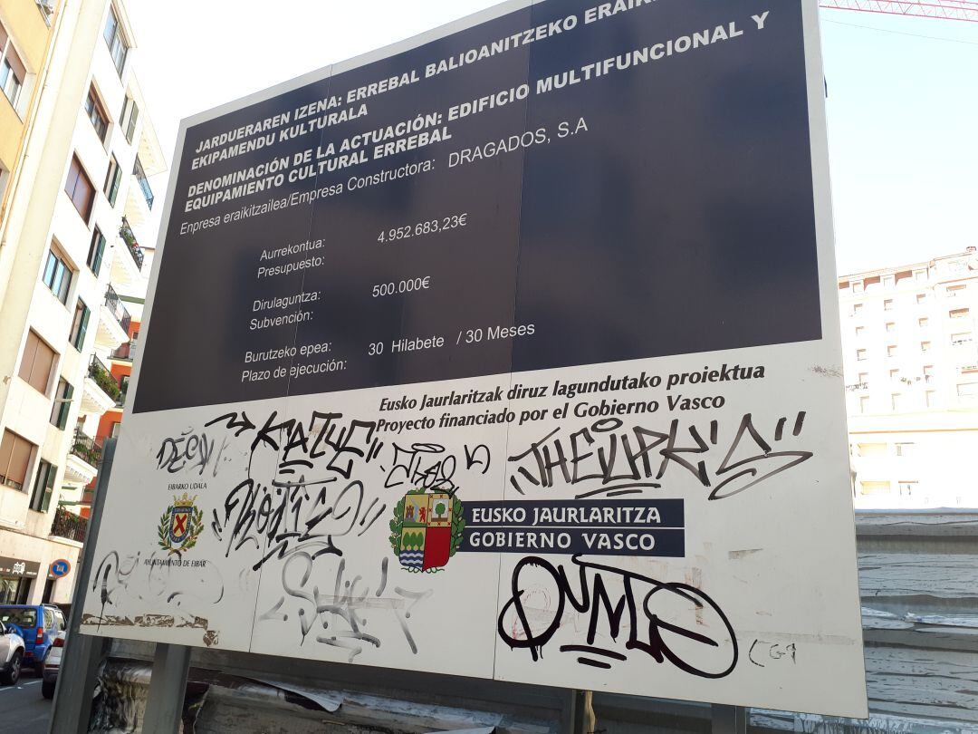 El cartel en la entrada a la obra es testigo de los retrasos del proyecto de Errebal