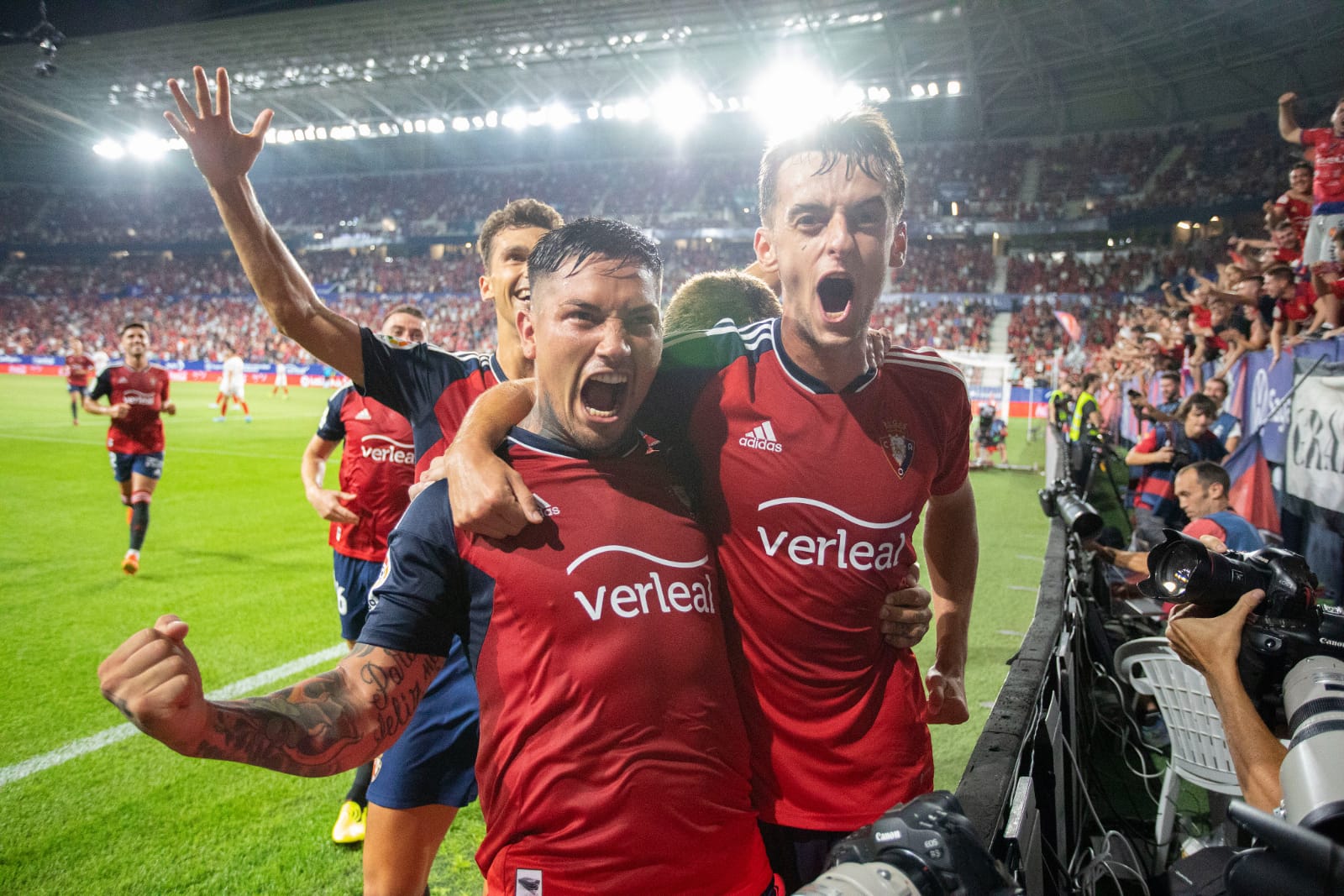 Aimar Oroz y Chimy Ávila celebrando el gol de la victoria de Osasuna en el Sadar ante el Sevilla