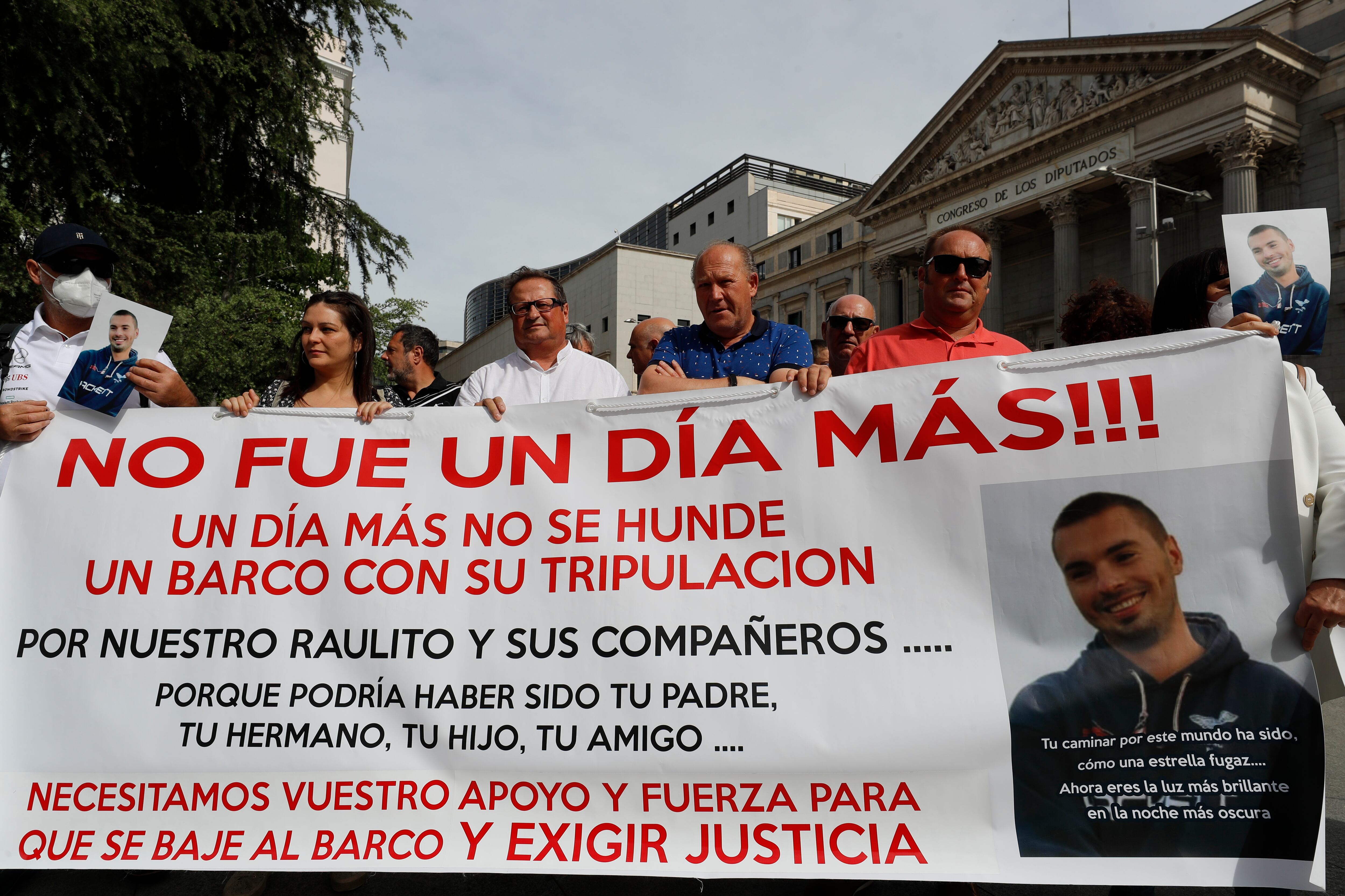 MADRID, 08/06/2022.- Los familiares de las víctimas del Villa de Pitanxo se concentran este miércoles frente al Congreso en Madrid para reclamar al Gobierno que cumpla su promesa de bajar el precio y grabar imágenes que ayuden a investigar las causas del hundimiento. EFE/ Luis Millán
