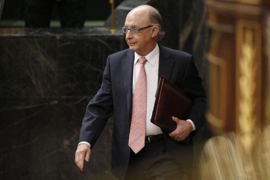 GRA256. MADRID, 12/03/2015.- El ministro de Hacienda, Cristóbal Montoro, durante el pleno del Congreso celebrado hoy en la Cámara Baja. EFE/Juan Carlos Hidalgo