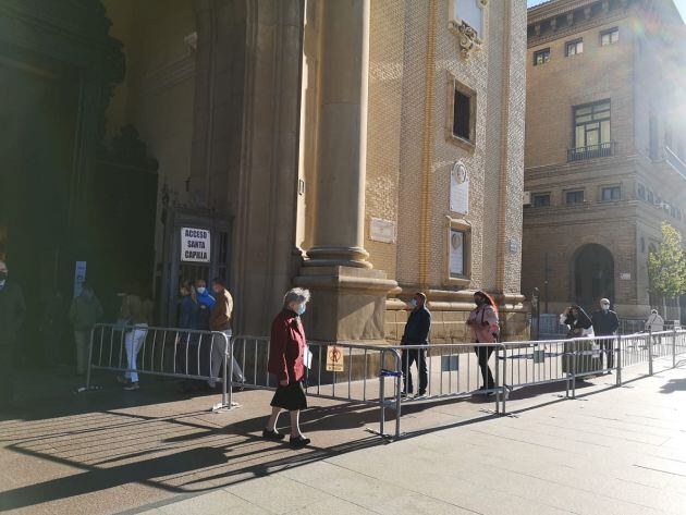 Filas y distancia de seguridad para entrar a la Basílica del Pilar