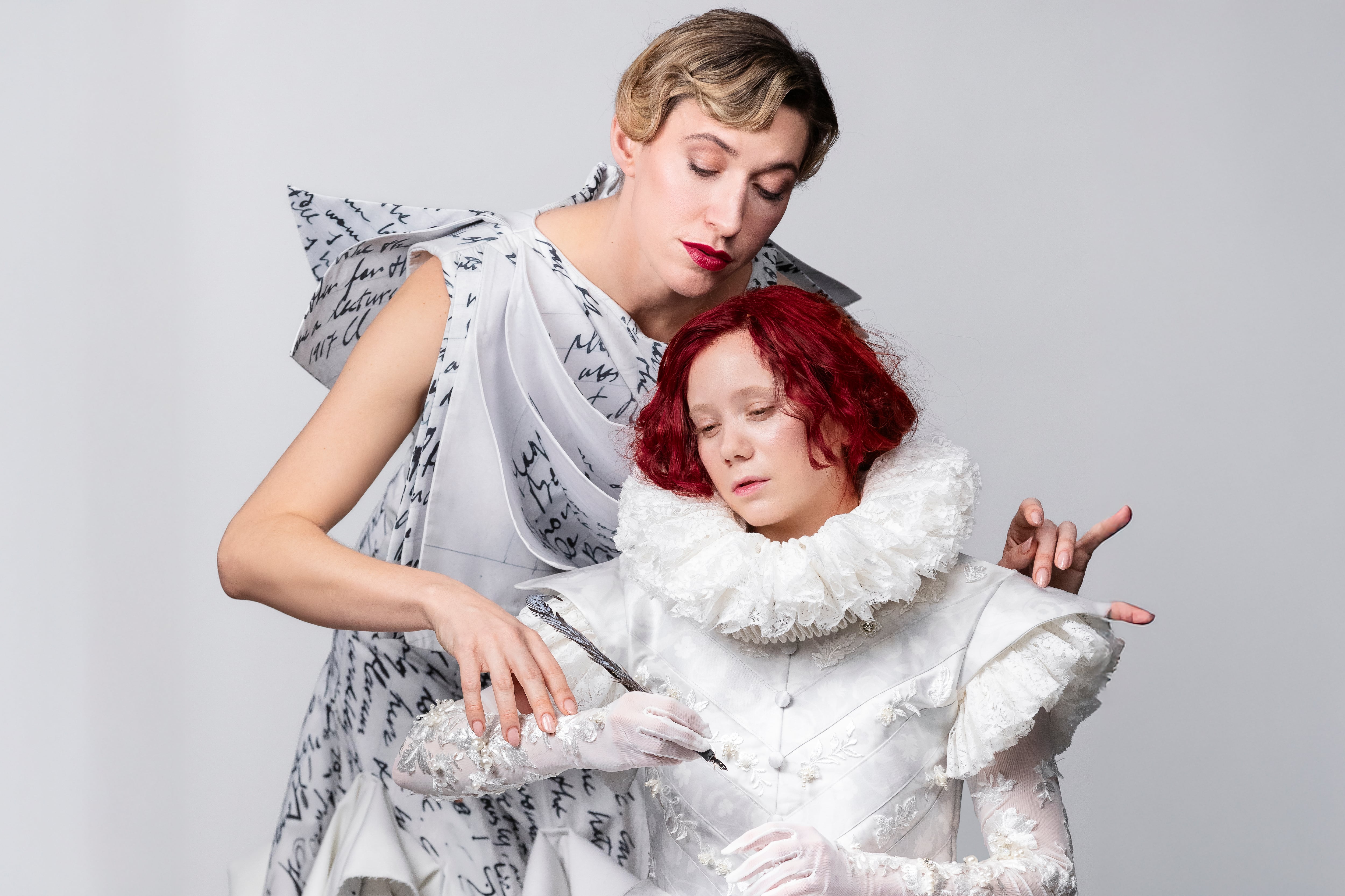 Abril Zamora y Laia Manzanares en 'Orlando', de Marta Pazos