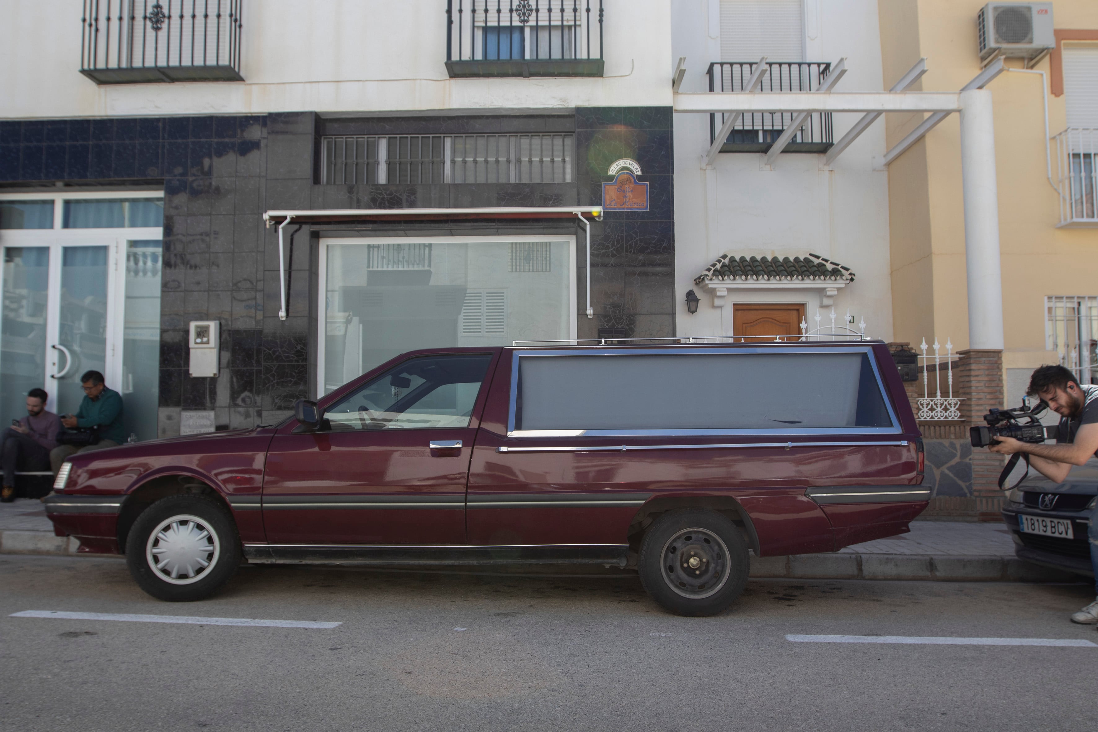 VÉLEZ-MÁLAGA (MÁLAGA), 11/03/2024.- Un coche fúnebre con un ataúd (vacío) ha sembrado la discordia entre los vecinos de Vélez-Málaga, ya que hay quienes se quejan de que este vehículo esté aparcado cerca de sus casas desde el día de San Valentín. EFE/María Alonso
