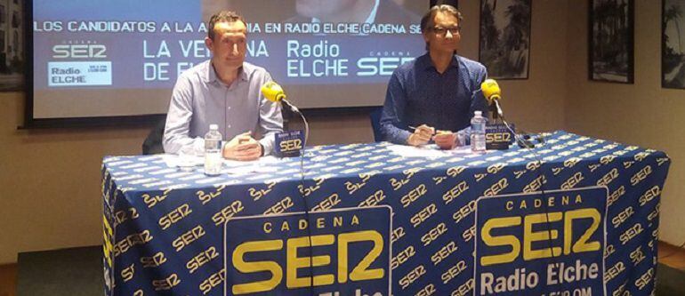 El alcalde de Elche, Carlos González, junto con el director de infomativos de Radio Elche, Javier Muñoz