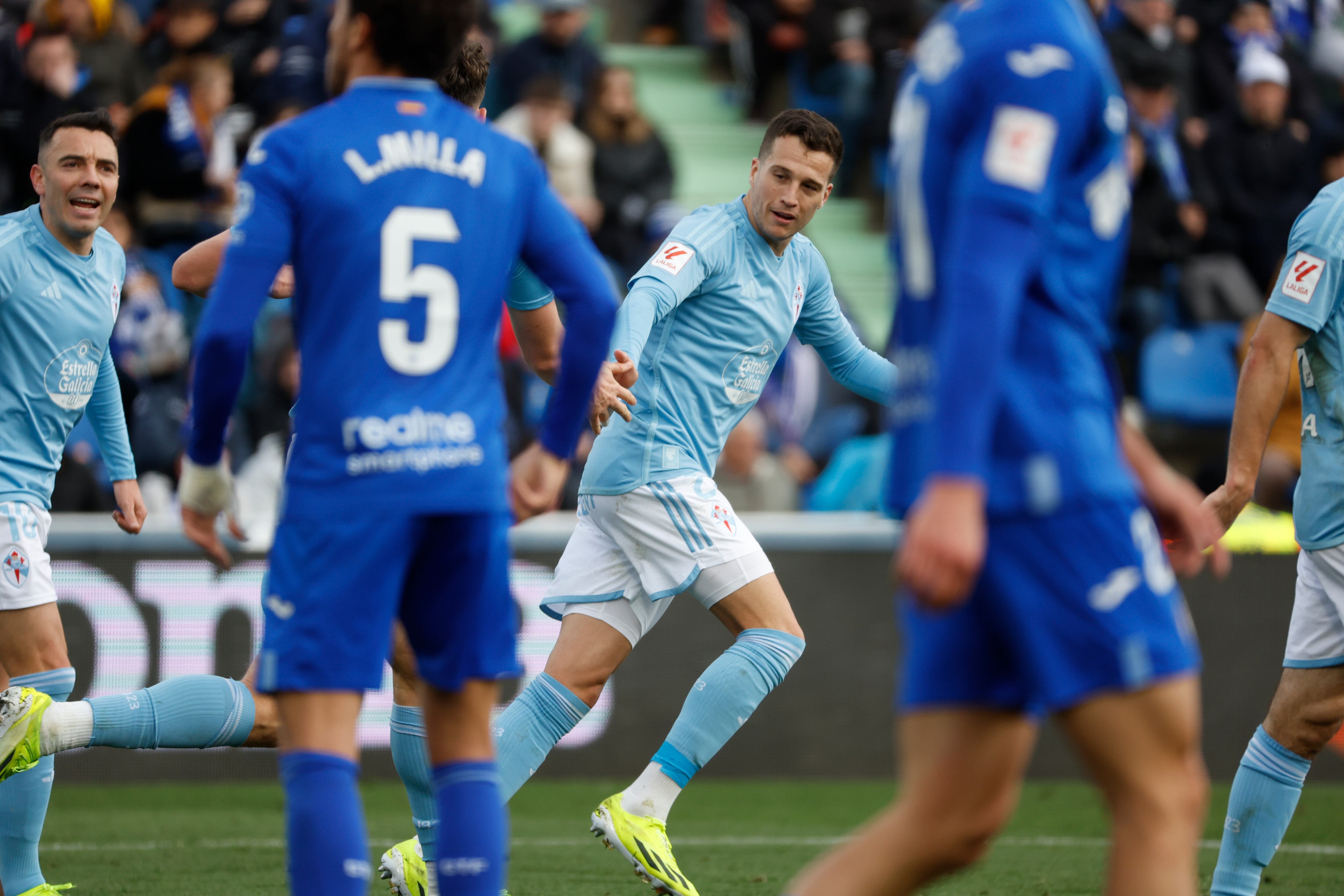 GETAFE (MADRID), 11/02/2024.- El delantero del Celta, Jorge Strand Larsen celebra su gol ante el Getafe durante el partido correspondiente a la jornada 24 de Liga EA Sports que disputan el Getafe y el Celta de Vigo este domingo en el estadio Coliseum, en Getafe. EFE/Zipi
