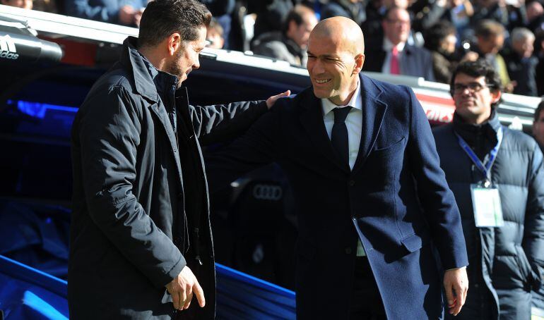 Ambos entrenadores se saludan antes del único duelo que les ha enfrenado en los banquillos, el partido de Liga en el Bernabéu entre Real Madrid y Atlético de Madrid