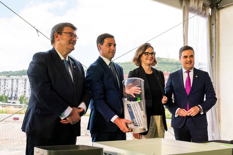 Acto de colocación de la primera piedra del primer edificio del Campus de Bilbao.