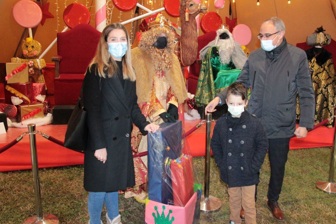 El ganador, Eros Vázquez junto al alcalde Olegario Ramón y la concejala de Fiestas, Lorena Valle