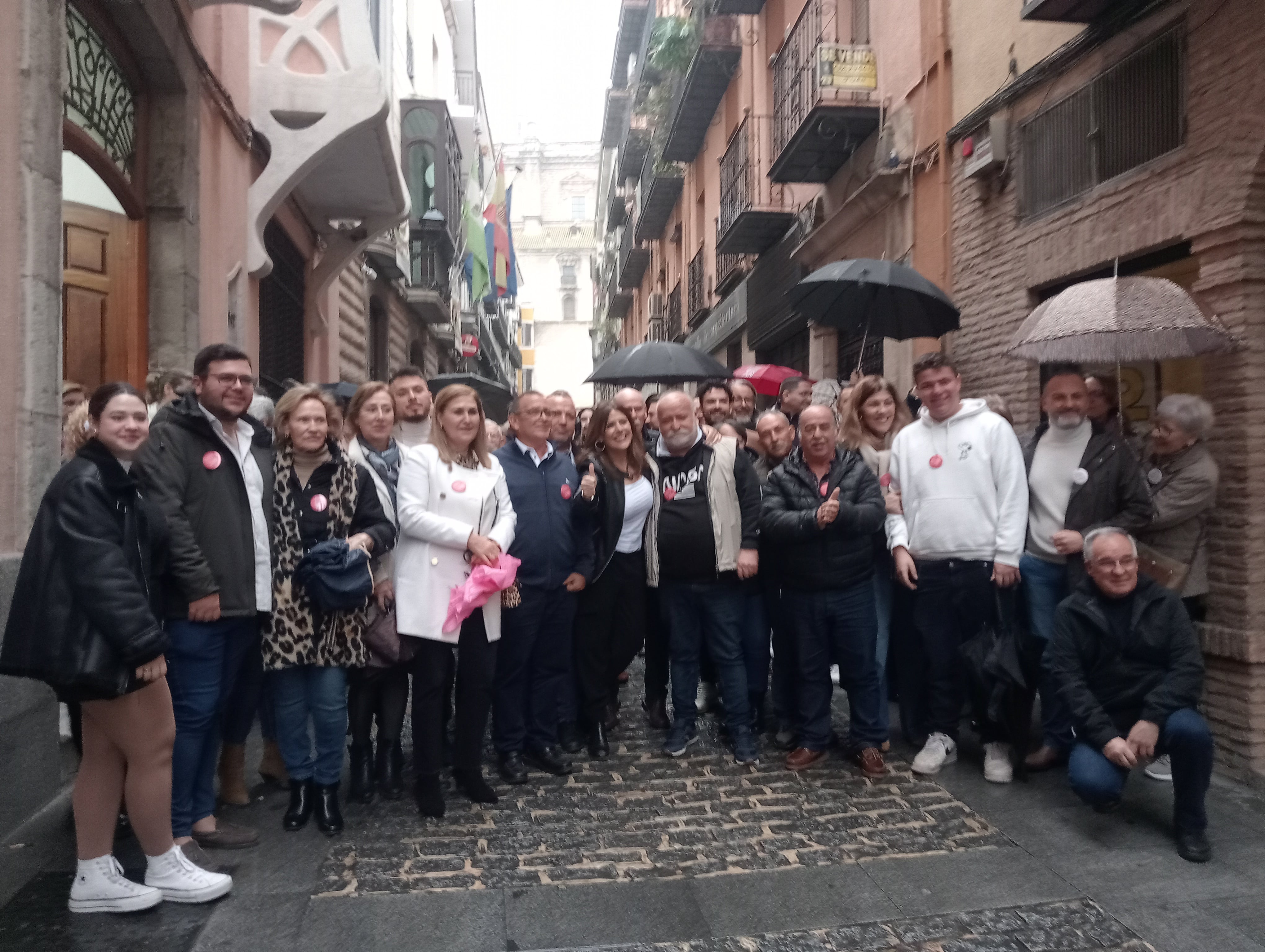 Férriz rodeada de militantes socialistas en la pueta de la sede provincial del PSOE