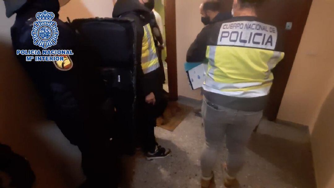 Los agentes proceden al arresto de uns de los presuntos responsables del crimen