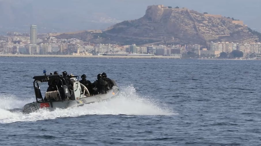 Simulacro contra una supuesta célula terrorista a dos millas náuticas de Alicante