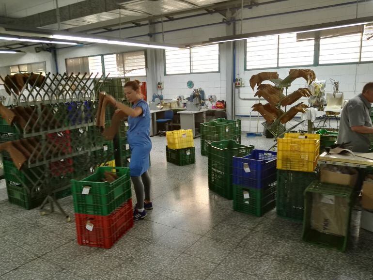 Trabajadores en un empresa de calzado