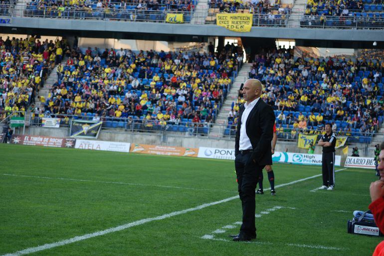 El técnico valenciano en un partido en Carranza.