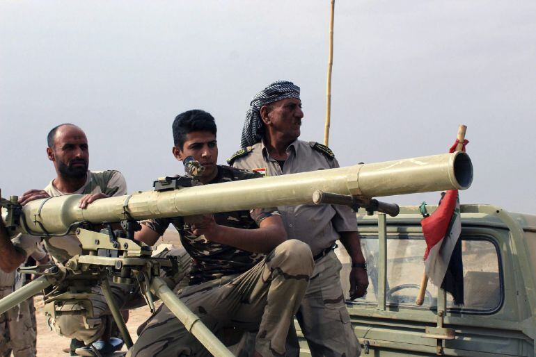 Voluntarios chiíes iraquíes toman posiciones durante los enfrentamientos entre combatientes del Estado Islámico (EI) y las fuerzas iraquíes en las proximidades de la ciudad de Baiji (norte de Irak).