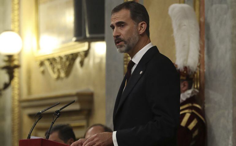  El Rey Felipe VI durante su discurso hoy en el Congreso de los Diputados, donde preside la solemne ceremonia de apertura de las Cortes en la XII Legislatura