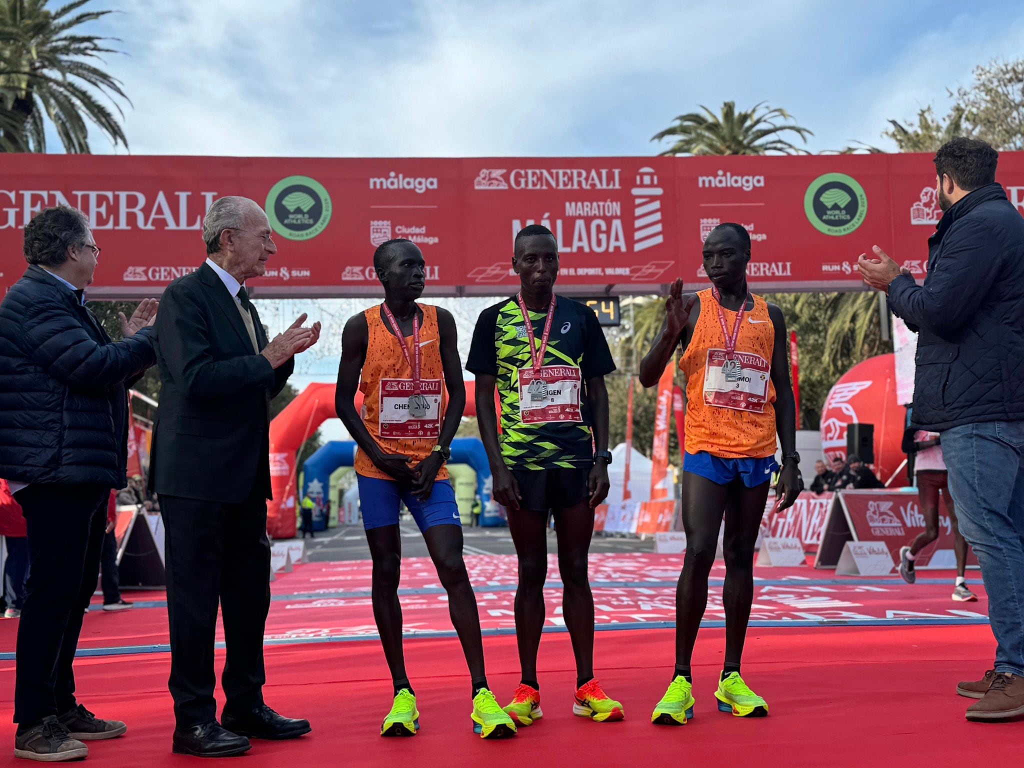 Los tres primeros clasificados en la Maratón de Málaga