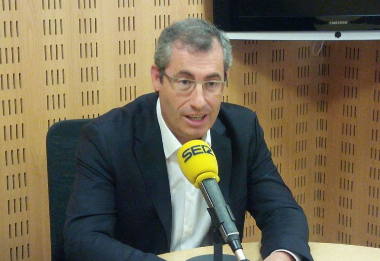 El diputado general de Gipuzkoa, Markel Olano, durante la entrevista en Hoy por Hoy San Sebastián. 