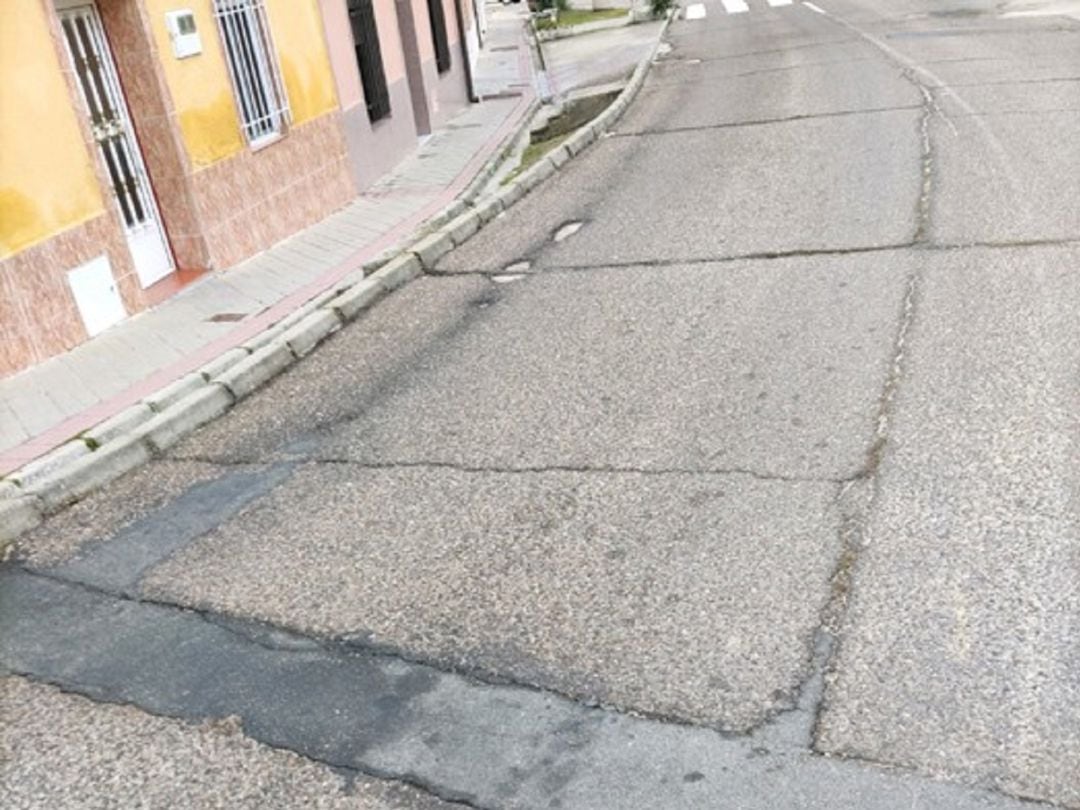 Situación de la calle San Hermenegildo que denuncian los vecinos de La Mota