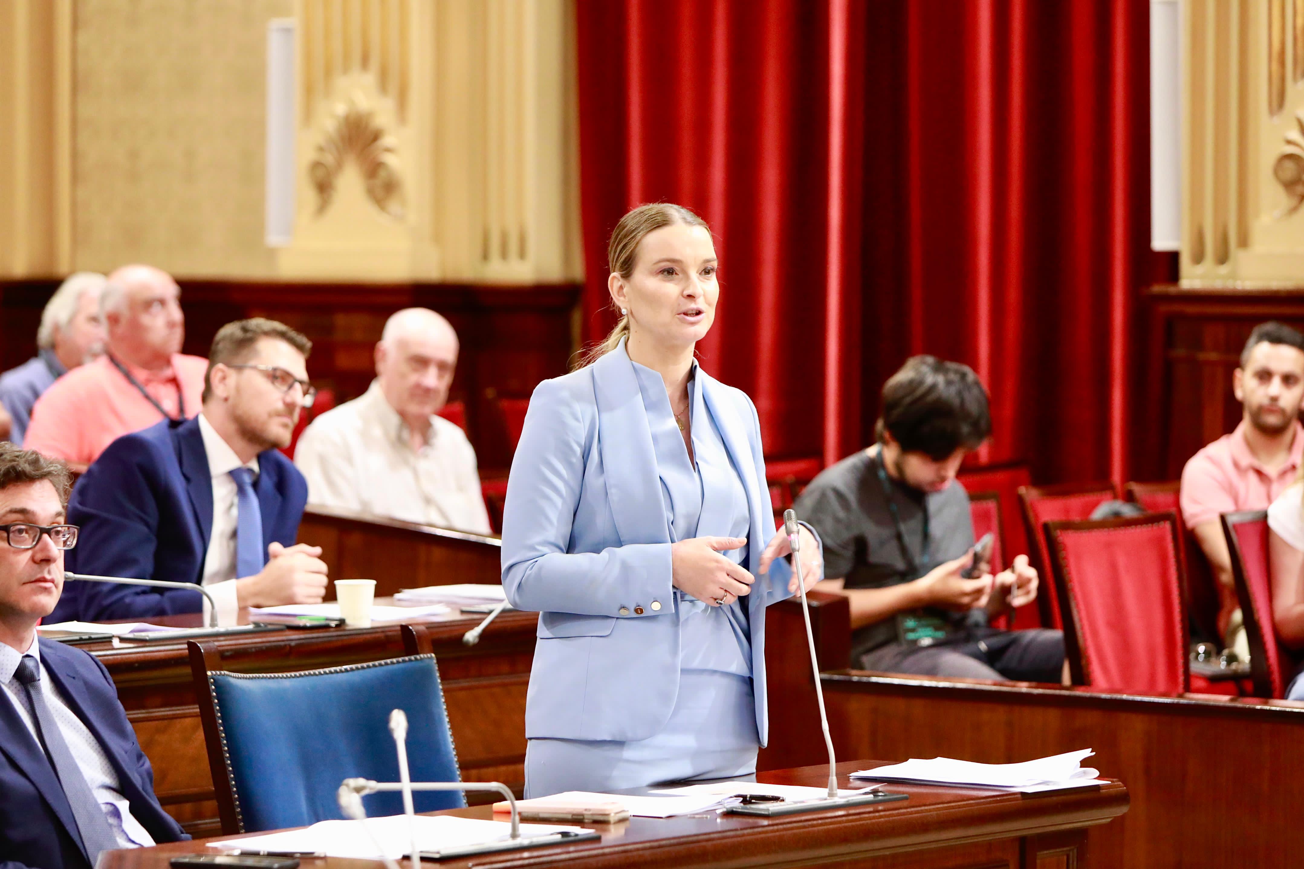 Imagen de la presidenta Prohens en el pleno del Parlament