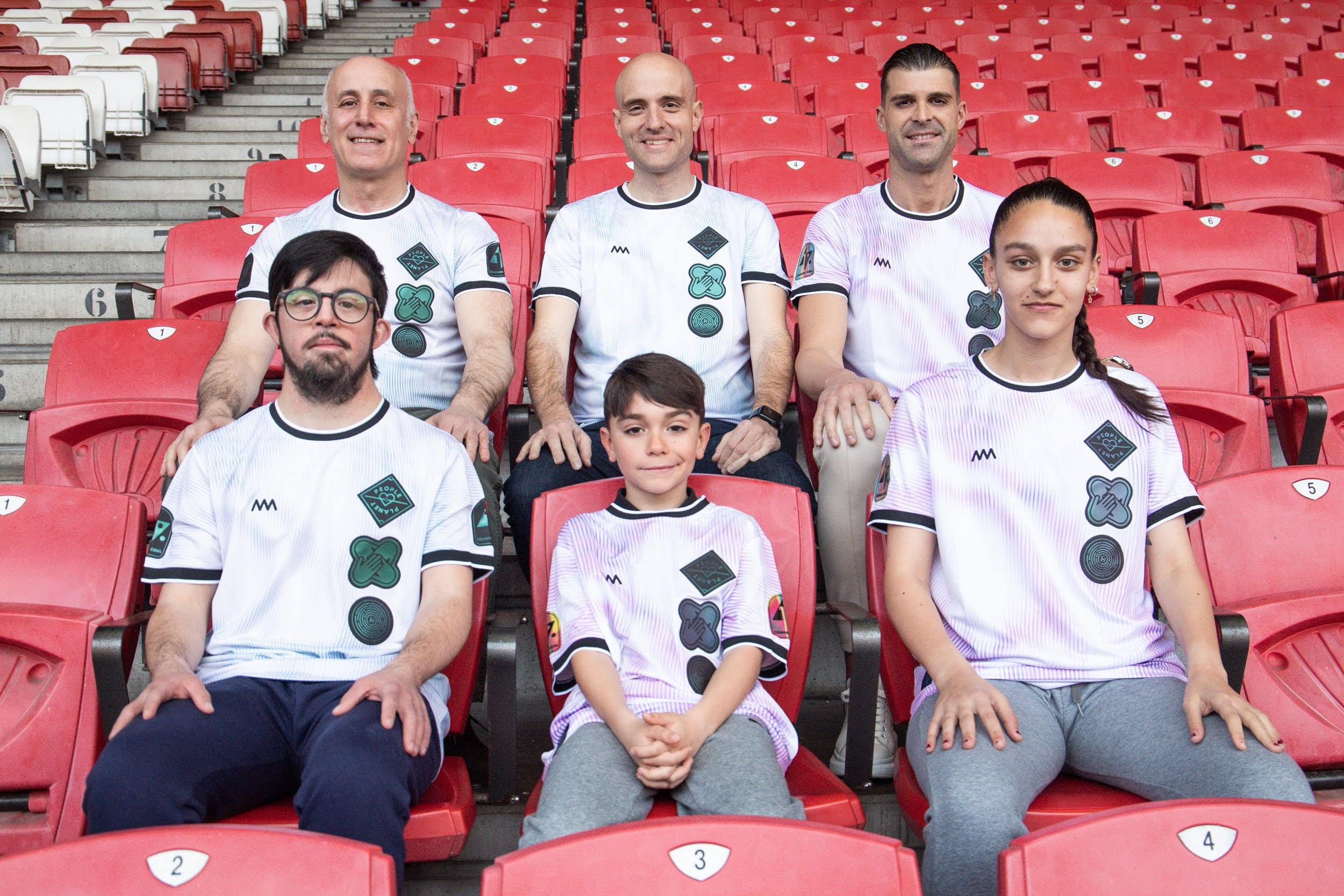 Fila superior: Juan Carlos Ablanedo, David Guerra, Iván Cuéllar y fila inferior: Manu Noval, Bruno Lorenzo y Nuri Cueto posan con la camiseta de la iniciativa.