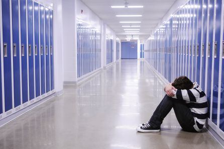 Un joven, solo, en los pasillos de un centro educativo