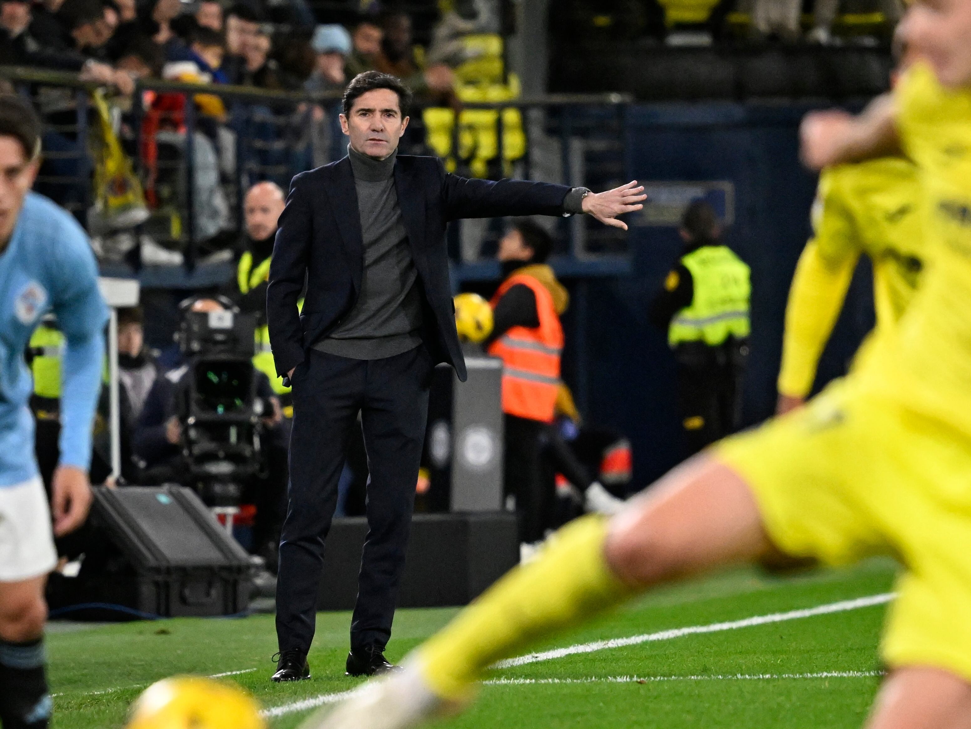 VILLARREAL (CASTELLÓN), 20/12/2023.- El entrenador del Villarreal, Marcelino García Toral (c), durante el partido de LaLiga EA Sports de fútbol que Villarreal CF y Celta de Vigo disputan este miércoles en el estadio de La Cerámica. EFE/Andreu Esteban
