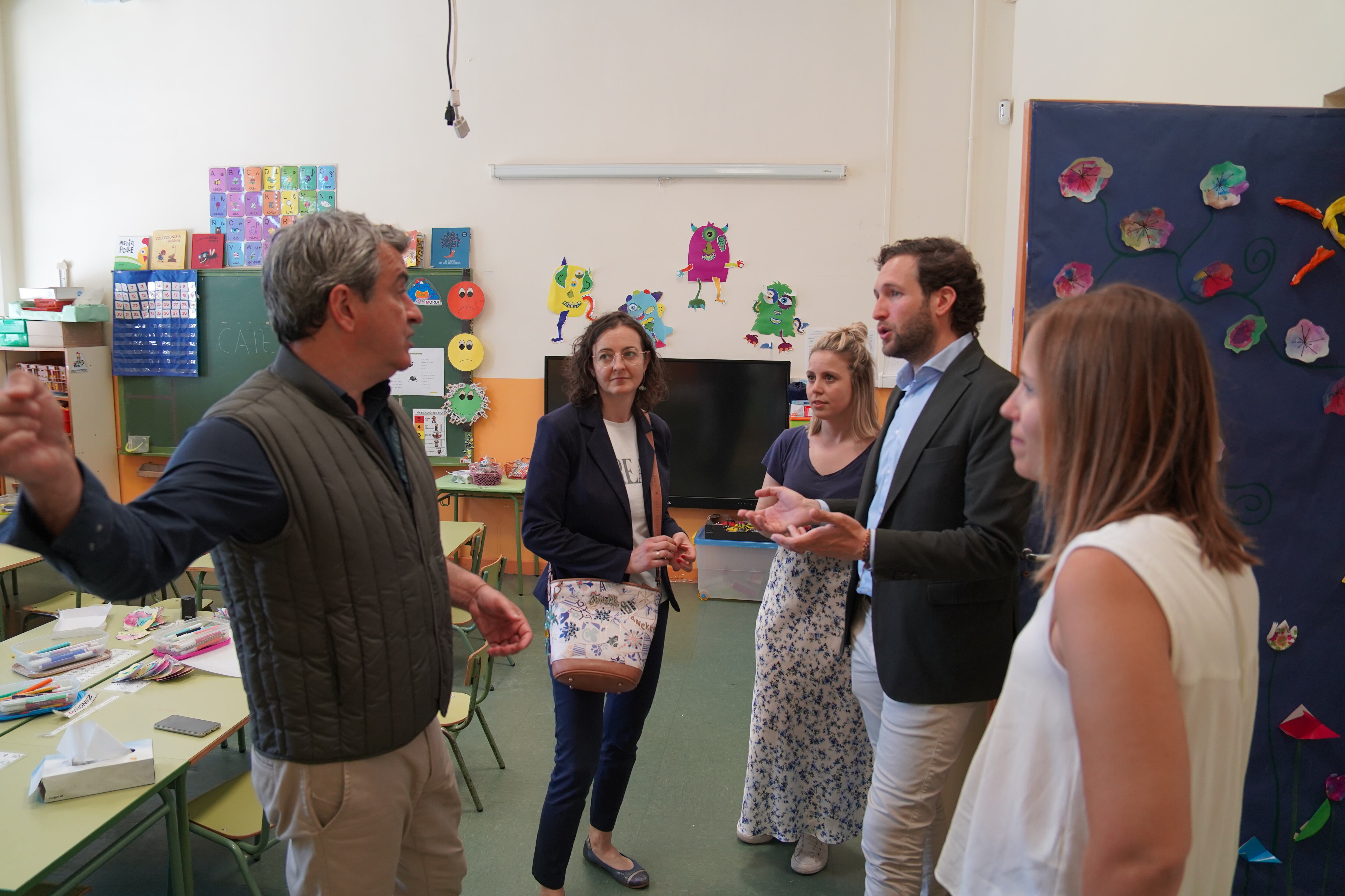 Isaac Claver, José Antonio Lagüens y el equipo directivo del colegio Joaquín Costa de Graus en la visita al colegio. Foto: DPH