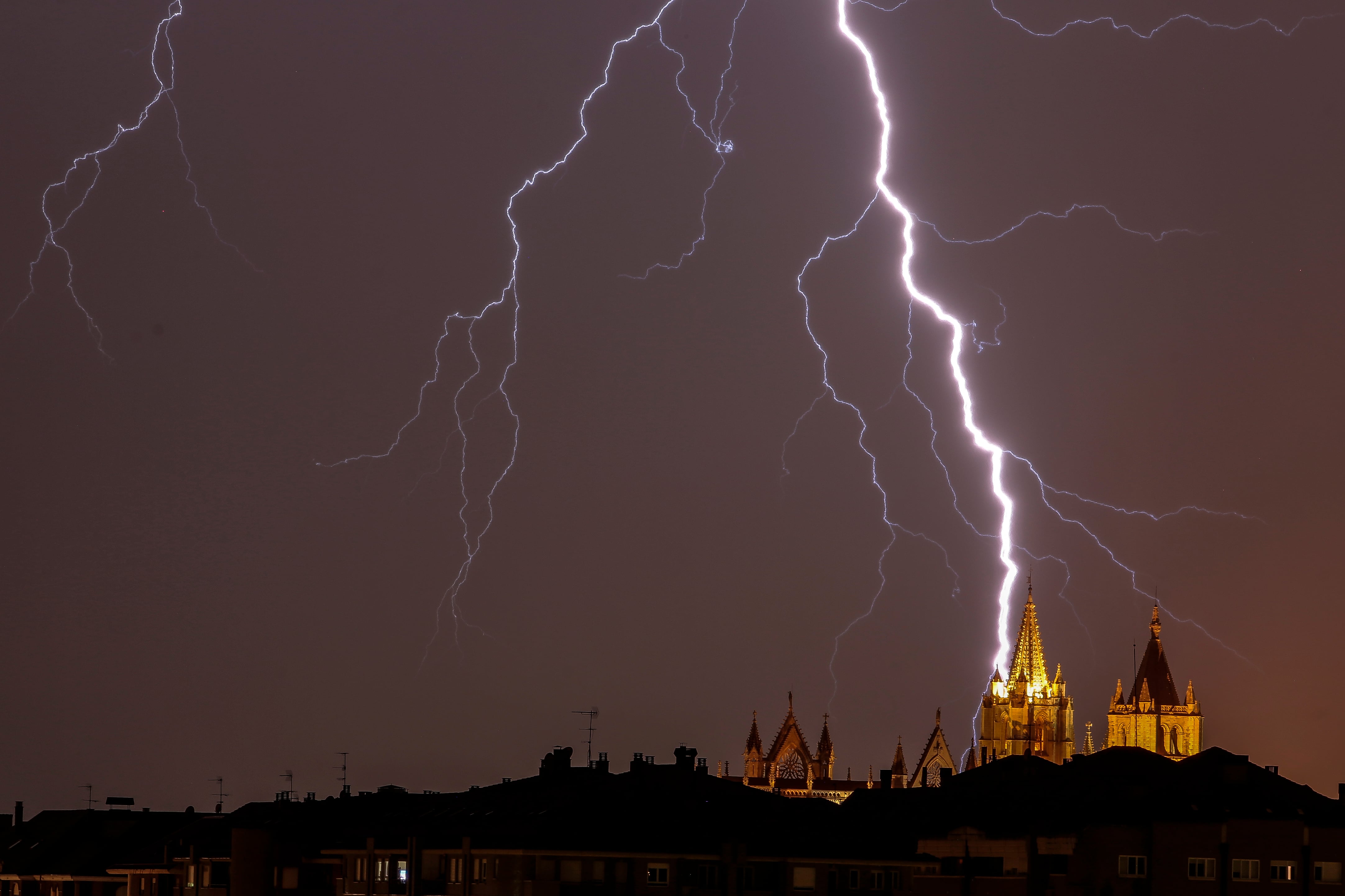 Imagen de una fuerte tormenta en León.