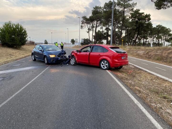 Los vehículos quedaron atravesados bloqueando toda la calzada