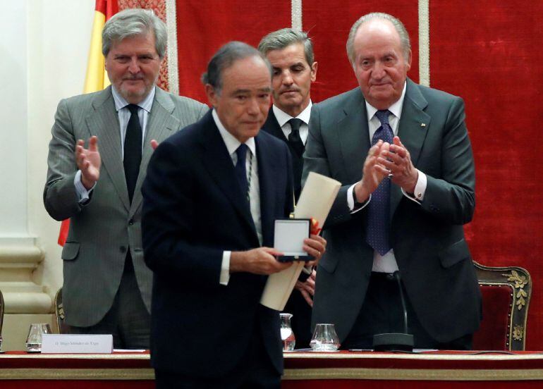 El rey Juan Carlos tras hacer entrega de la Medalla de Honor de la Real Academia de Bellas Artes de San Fernando al Teatro Real, condecoración que ha sido recogida por el presidente del Patronato, Gregorio Marañón (c), en un acto al que ha asistido el min