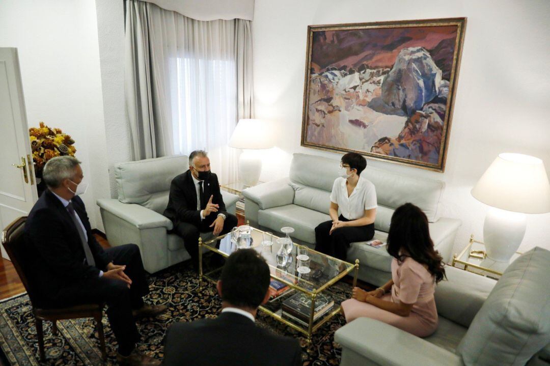 El presidente de Canarias, Ángel Víctor Torres, conversa con la delegación canaria que acudió al homenaje a las víctimas de la Covid-19 en Madrid